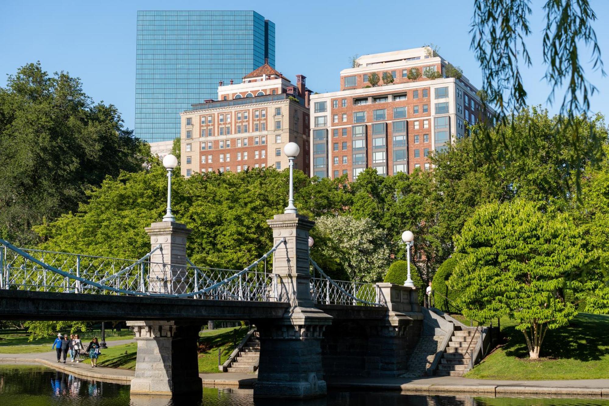 Hotel The Newbury Boston Exterior foto The Charles River Esplanade